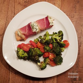 Kruidenzalm (met ricotta en rauwe ham) en broccoli en tomaatjes uit de oven